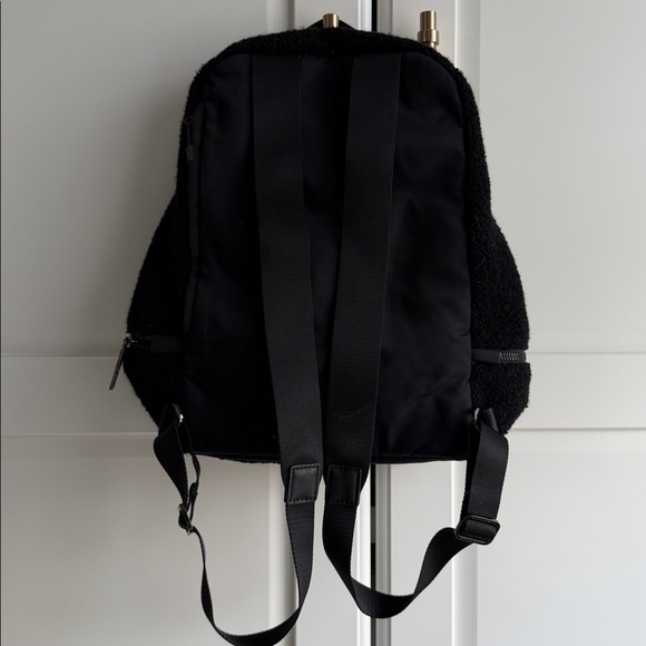 Lululemon Sherpa Backpack - Picture 6 of 16